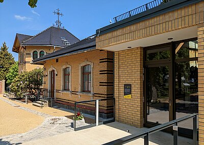 Pathologiegebäude mit gelbem Klinker, daran angebaut Neubau mit Eingang zur Gedenkstätte Großschweidnitz 